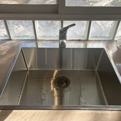 כיור נירוסטה עם ברז במטבח