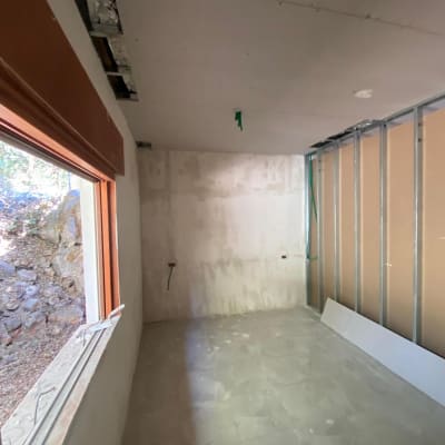 חדר בבנייה עם קירות גבס ותקרה לא גמורה