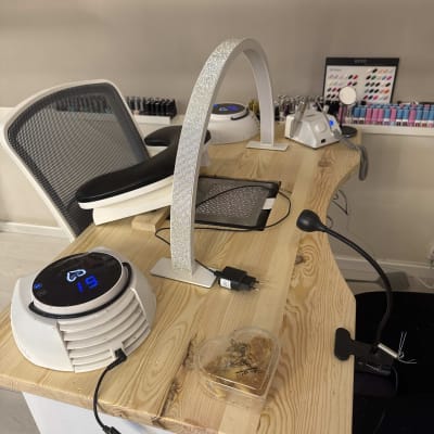 שולחן עבודה עם מכשירים לטיפוח ציפורניים