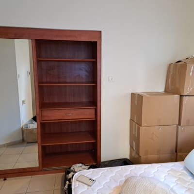 ארון עץ עם מדפים, קופסאות קרטון על הרצפה