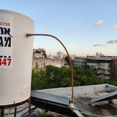 דוד שמש עם צינור נחושת על גג בניין