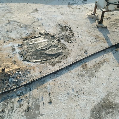 איטום גג עם חומר איטום אפור