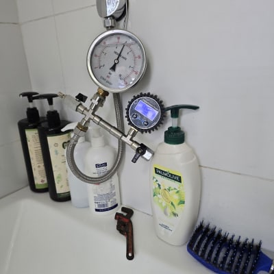 מד לחץ מים וכלים סניטריים בחדר אמבטיה