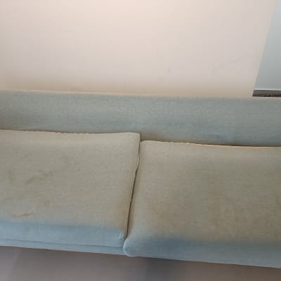 ספה עם כתמים לפני ניקוי