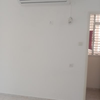 קיר לבן עם מזגן מותקן בחדר ריק