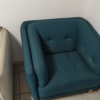 ספות בצבעים שונים עם כריות על הרצפה