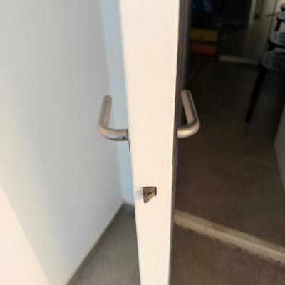 דלת עם ידית מתכת וחור למנעול