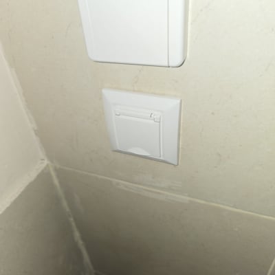 שקע חשמלי על קיר אריחים