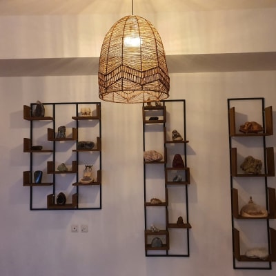 מדף מתכת ועץ עם חפצים דקורטיביים