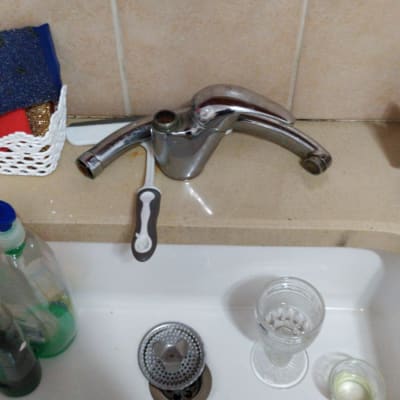 ברז מטבח מנותק עם מברג על השיש