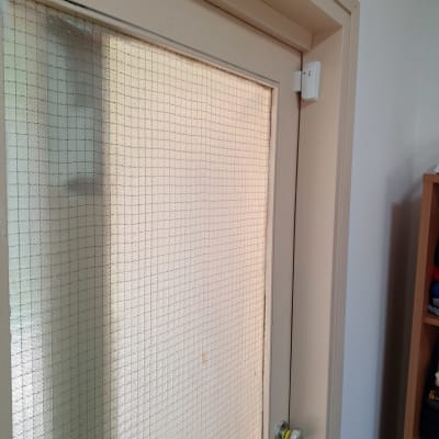 חיישן אבטחה מותקן על דלת זכוכית