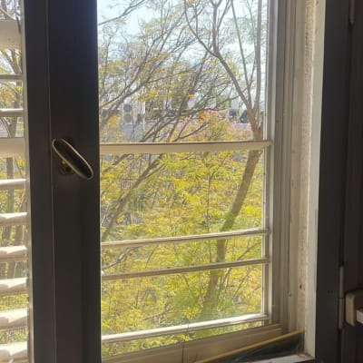 חלון זכוכית פתוח עם ידית מתכת