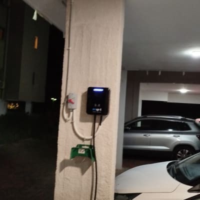 עמדת טעינה לרכב חשמלי מחוברת לעמוד