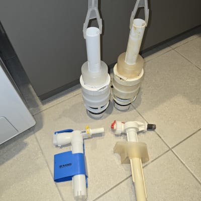 חלקי אינסטלציה וכלים על רצפה