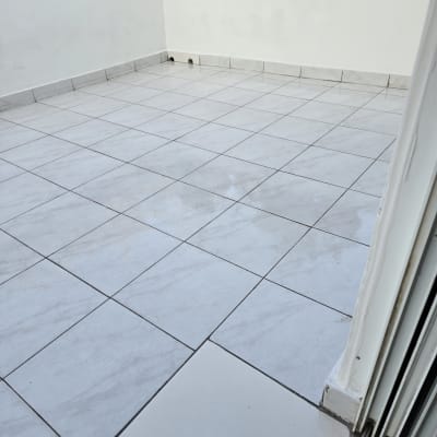 רצפת אריחים עם קווי איטום בין האריחים