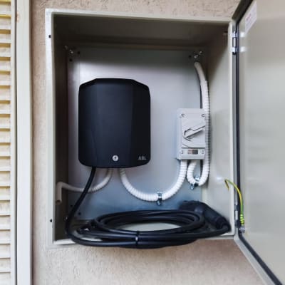 תיבת חשמל פתוחה עם כבלים ומכשיר חשמלי מותקן