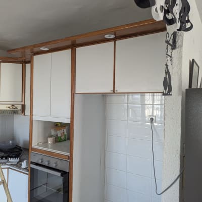 מטבח עם ארונות לבנים ותנור אפייה