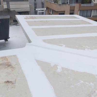 גג עם קווים לבנים של חומר איטום