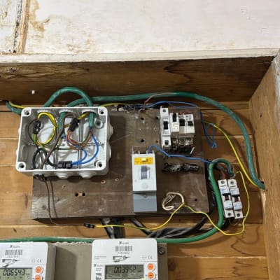 תמונה של לוח חשמל עם חוטים ומפסקים