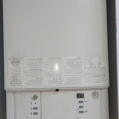 דוד חימום גז עם לוח בקרה וכפתורים