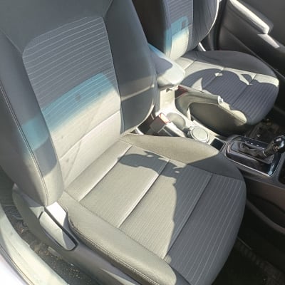 מושבי רכב נקיים לאחר ניקוי יסודי