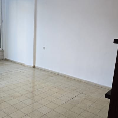 קיר צבוע ולרצפה מרוצפת בחדר ריק