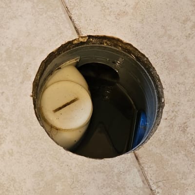 פתח ניקוז עם מים עומדים