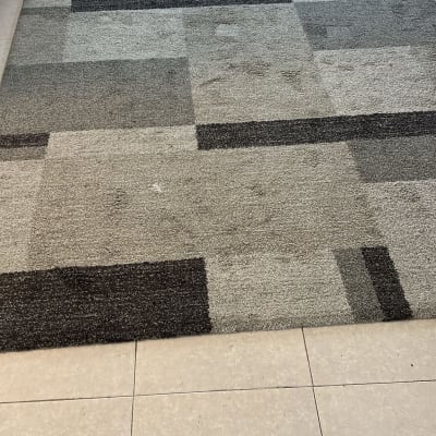 שטיח על רצפה עם כיסאות מתקפלים וציוד כושר