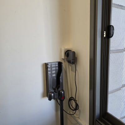 מטען שואב אבק מחובר לשקע חשמל על קיר