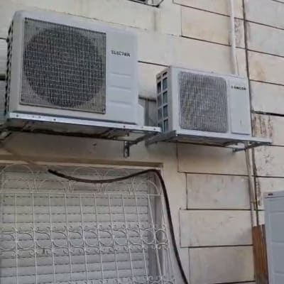 שני מזגנים מותקנים על קיר חיצוני של בניין