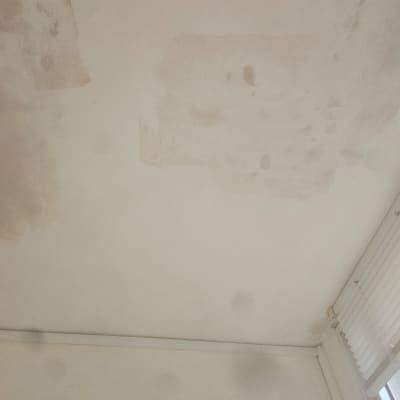 תקרה עם סימני תיקון ואיטום