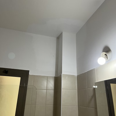 תיקון קיר ותקרה בחדר אמבטיה עם אריחים