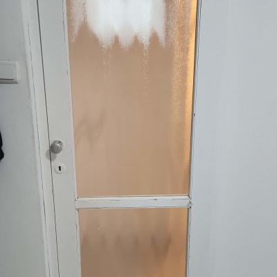 דלת עם זכוכית חלבית בחלק העליון והתחתון