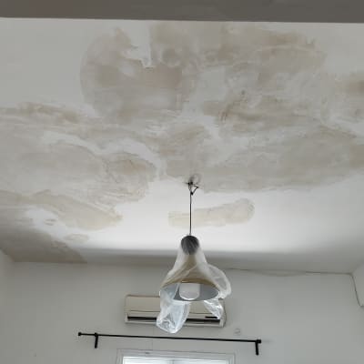 תיקוני צבע על תקרת גבס עם כתמים