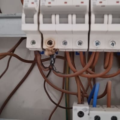 לוח חשמל עם חוטים ומפסקים