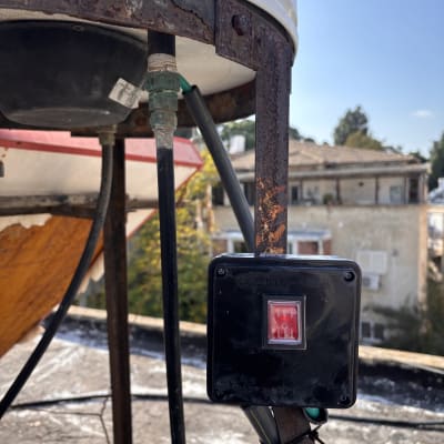 מתקן חשמלי עם חוטים ומתג על גג