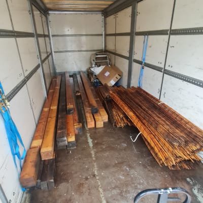 קרשים וקרטון בתוך משאית הובלה