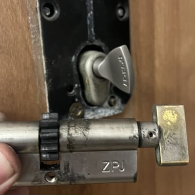 מנעול דלת עם צילינדר מתכת ומפתח