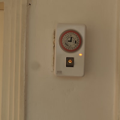 שעון טיימר חשמלי עם כפתור הפעלה מואר