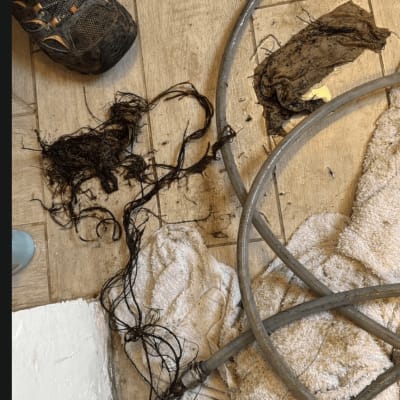 כלים וחומרים המשמשים בעבודת אינסטלציה על רצפה