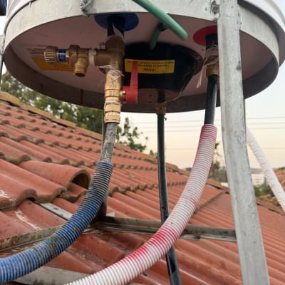 מערכת דוד שמש על גג רעפים עם צינורות וחיבורים