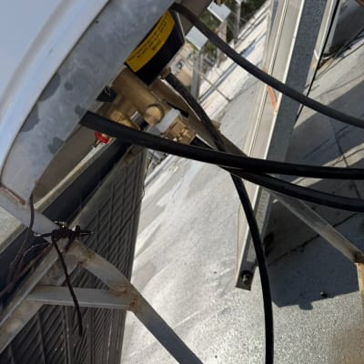 חלקים של דוד שמש על גג עם צינורות וחיבורים