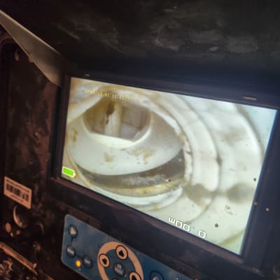 מסך תצוגה עם תמונת פנים צינור, כפתורי שליטה.