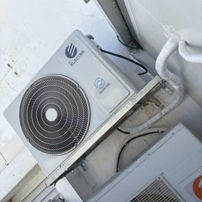 יחידת מיזוג אוויר מותקנת על קיר חיצוני