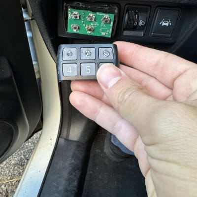 לוח מקשים לרכב עם כפתורים מנותקים