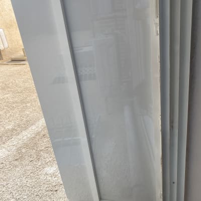 מסגרת אלומיניום עם לוח זכוכית מותקן בקיר