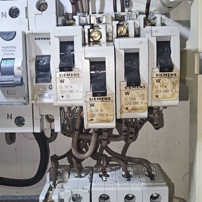 לוח חשמל עם מפסקים וחוטי חשמל צבעוניים