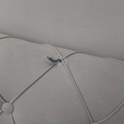 תמונה של ריפוד עם כפתורים ותפרים