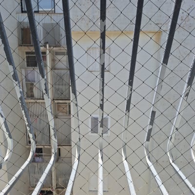 רשת מתכת למניעת כניסת יונים במרפסת בניין