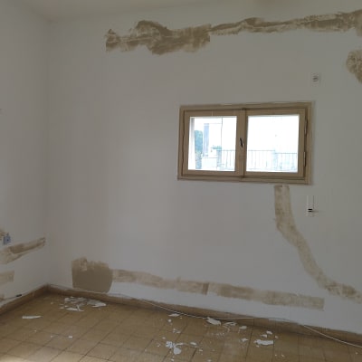 קירות עם תיקוני טיח לפני צביעה